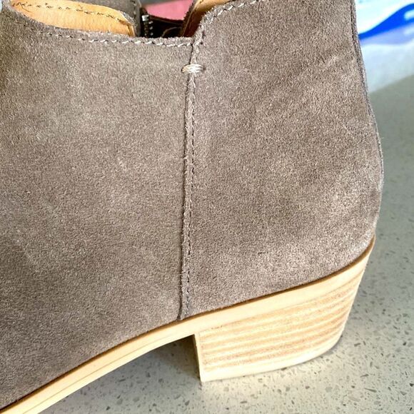 Dolce Vita Suede Booties Silver Zipper Pointed Taupe 9.5 Beige Neutral Earthy - Picture 5 of 15